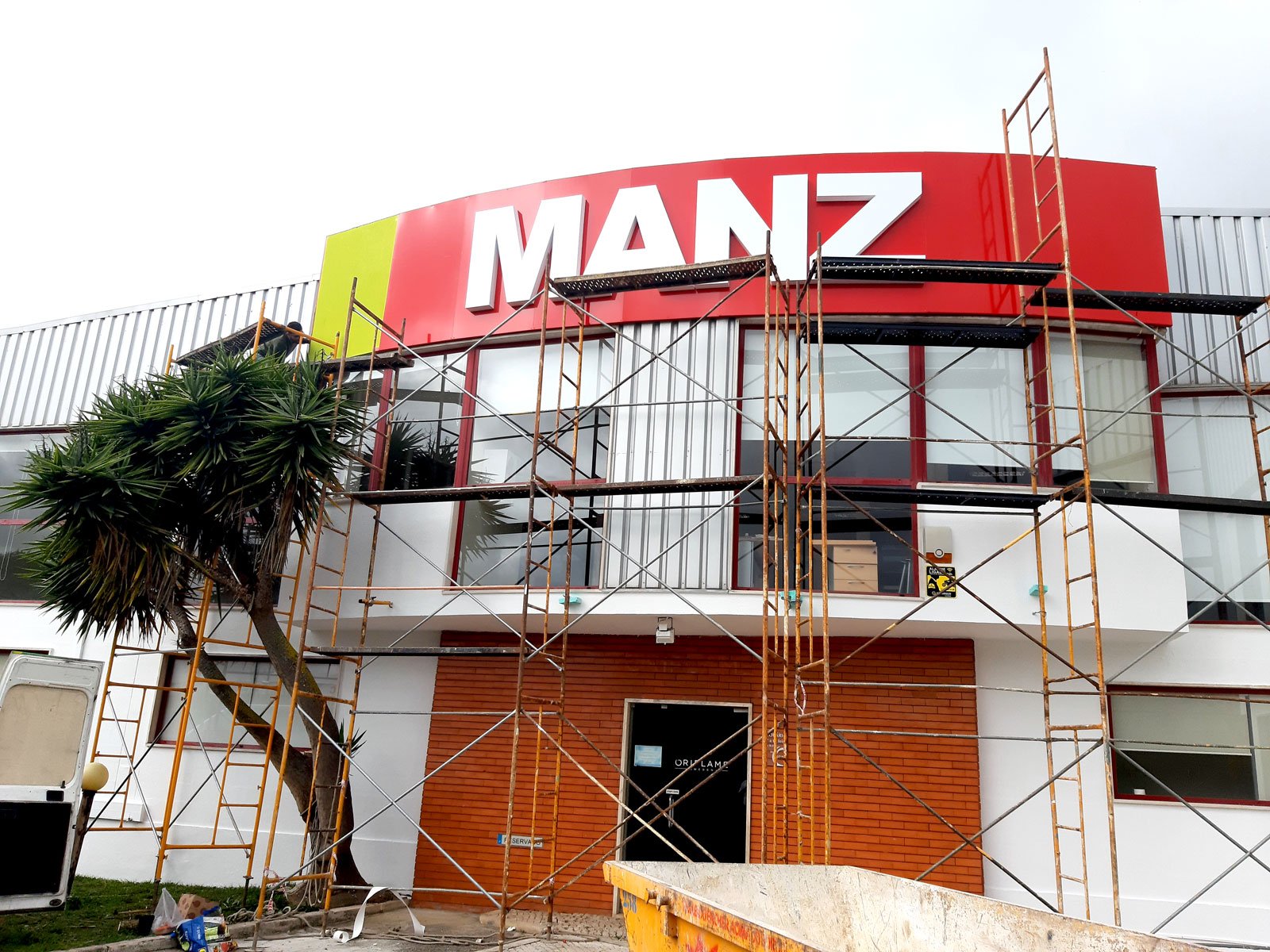 MANZ logo 3D letras caixa decor fachada