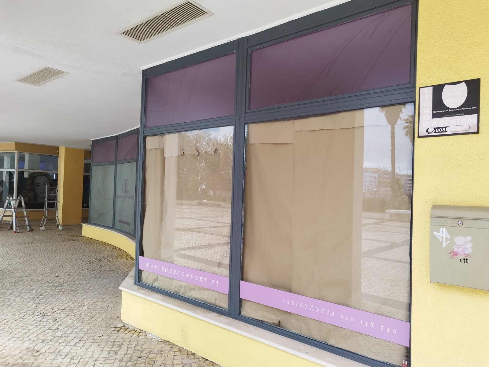 decoração de montra em vinil fosco impresso