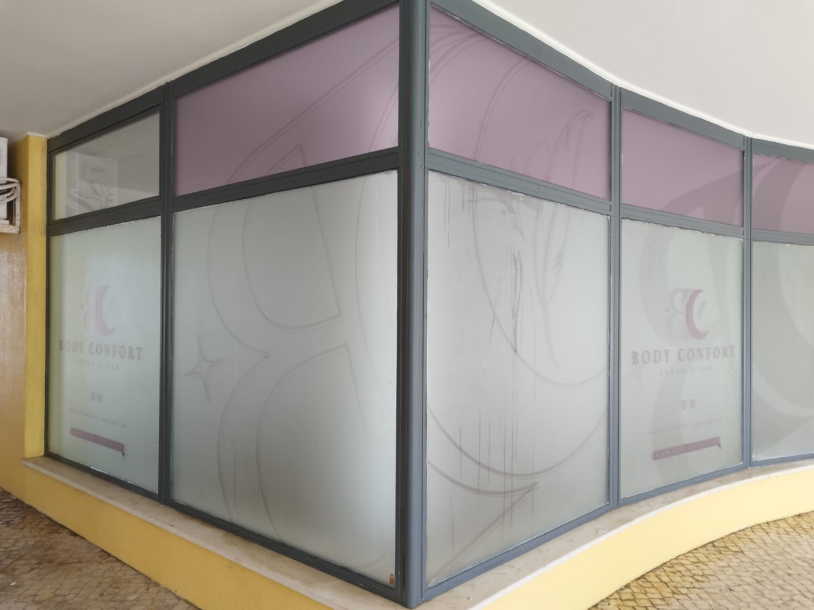 decoração de montra em vinil fosco impresso