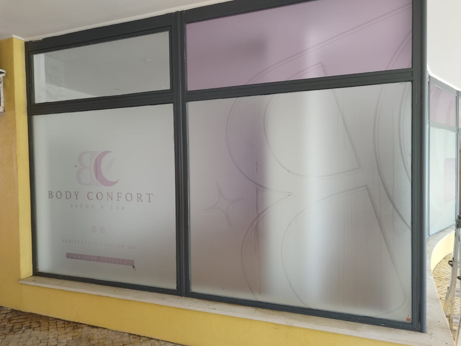 decoração de montra em vinil fosco impresso