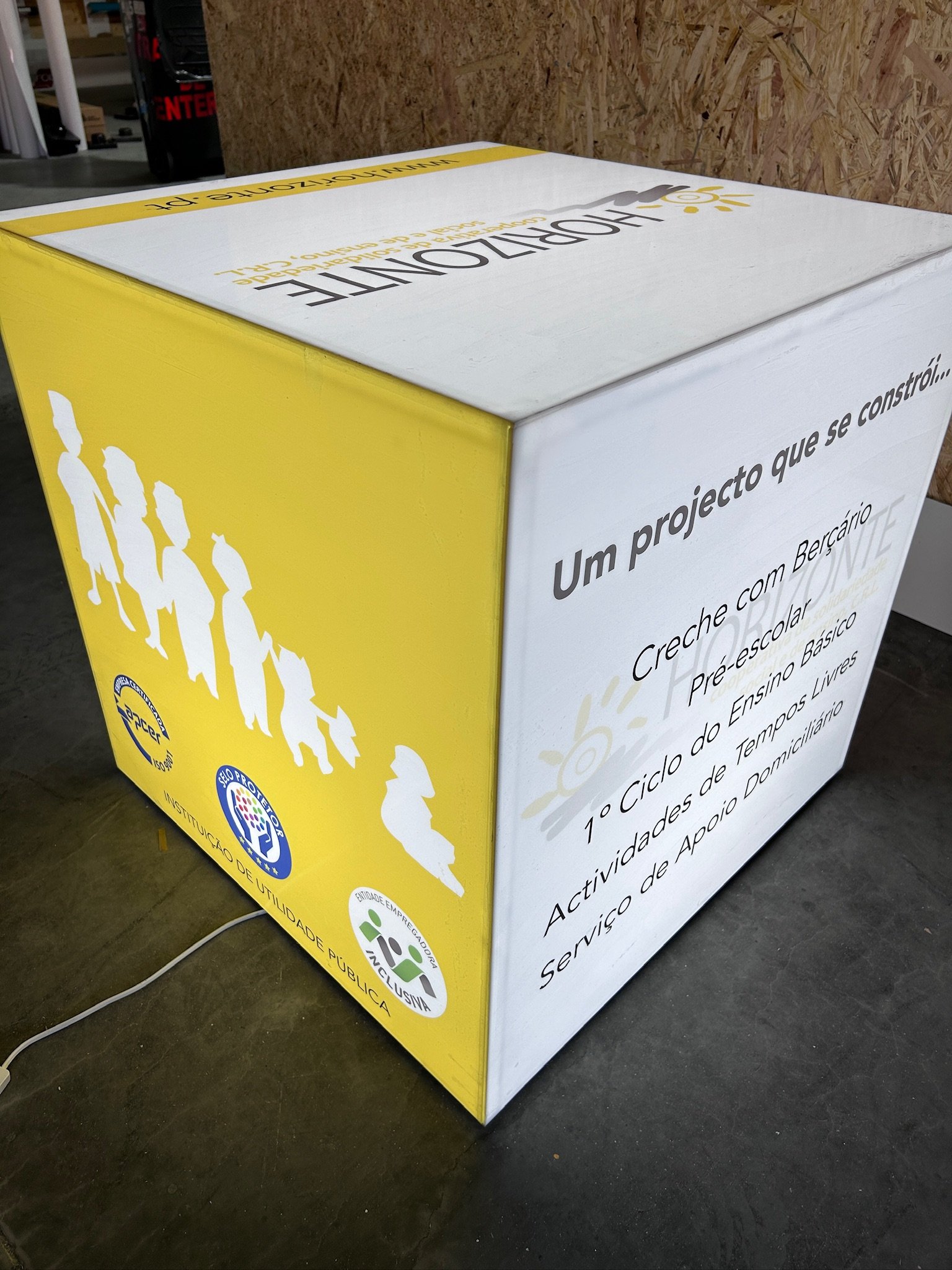 Cubo iluminado personalizado com logotipo da marca