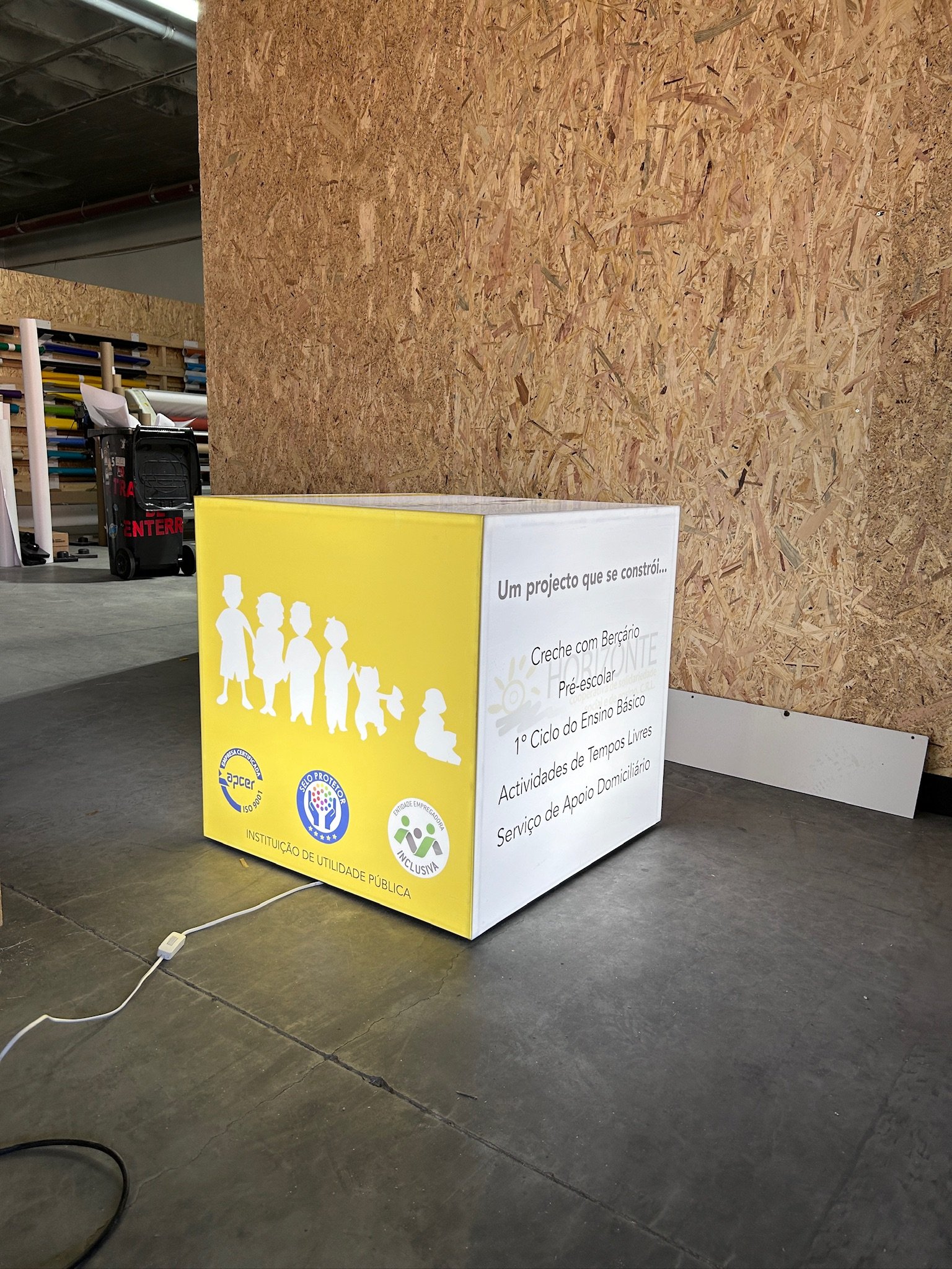 Cubo iluminado personalizado com logotipo da marca