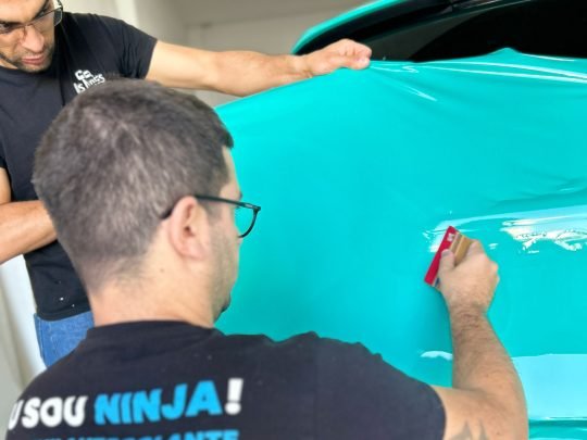 Dois Ninjas a aplicar vinil numa viatura