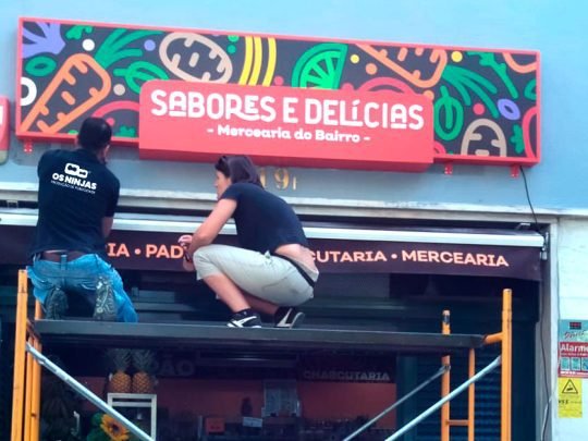 Dois Ninjas a montar um reclame luminoso Reclames Luminosos